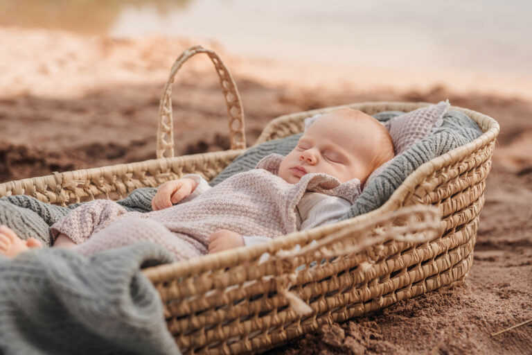 Maritimes Neugeborenen Shooting am See