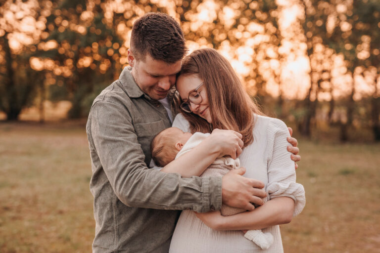 Outdoor Newbornshooting bei Sonnenuntergang